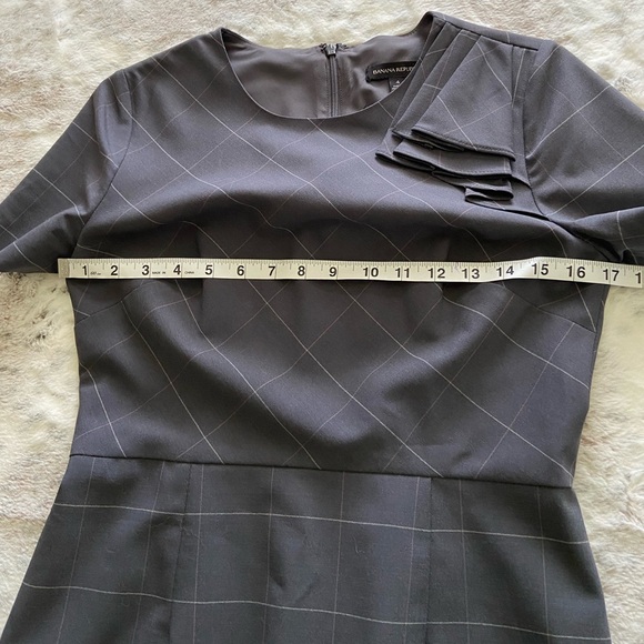 Banana Republic Woman’s Grey Plaid Dress size 4. Mid/long length. 95% Wool - Picture 6 of 11